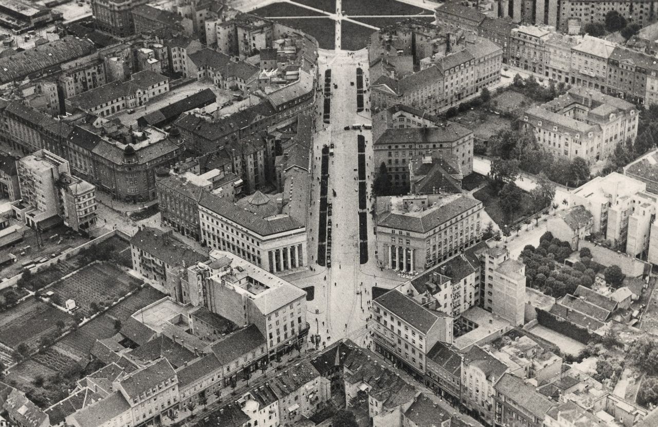 Panorama. Trg Burze, G. Washingtona, ulica Račkoga, Martićeva, Draškovićeva, Trg kralja Petra prije postavljanja Meštrovićevog paviljona, oko 1930.-1935